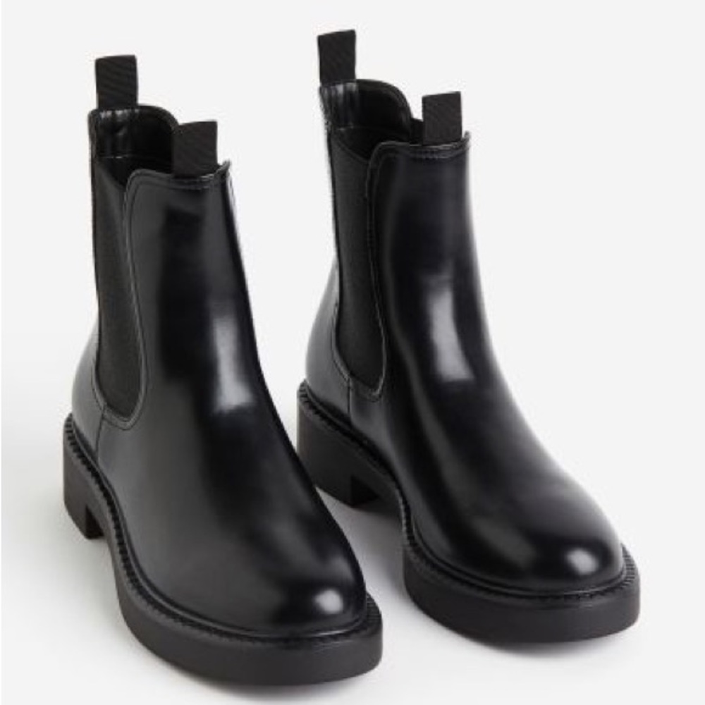 NWT H&M black Chelsea Boots